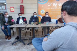 Reunión de los vecinos de La Alcaidesa con Juan Franco para informarse sobre el tema del agua.