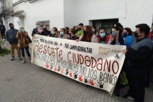 Consiguen aplazar dos desahucios en Algeciras.