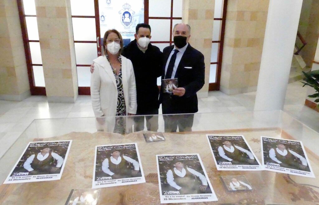 El artista David Cordobés presenta su nuevo disco al alcalde