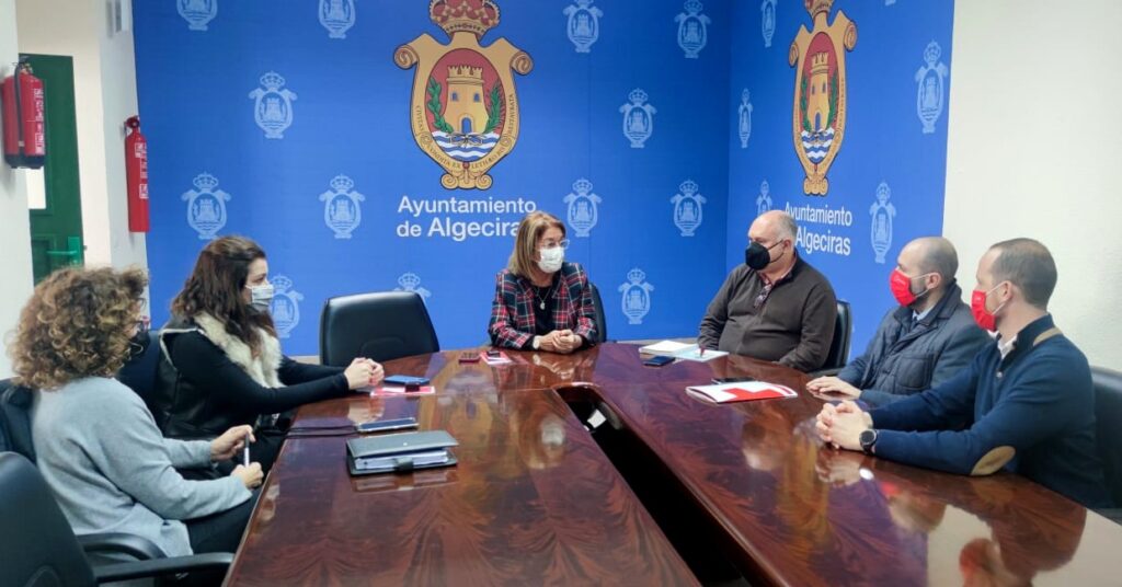 Ayuntamiento y Cruz Roja evalúan los proyectos de actuación conjunta y perfilan nuevas actuaciones.