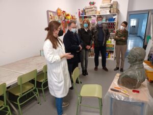 Pintor explica a la familia del doctor Ventura Morón el proceso de restauración y reubicación de su busto