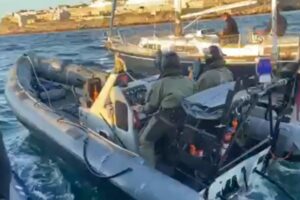 Mientras una patrullera de Aduanas asiste a un velero varado otra de la Royal Navy le embiste.