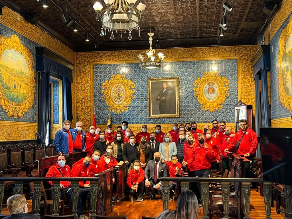 El alcalde recibe al equipo Apadis Algeciras Genuine" antes de comenzar la liga Andalucía Inclusiva