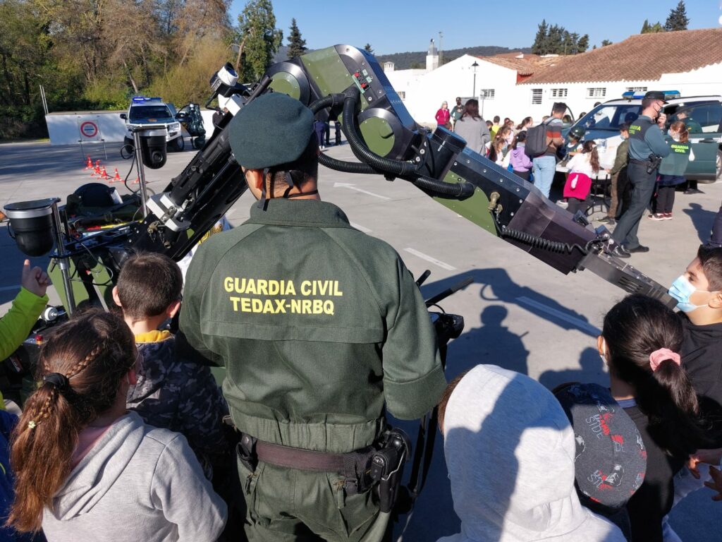 Exhibición de medios de la Guardia civil a escolares Castellar