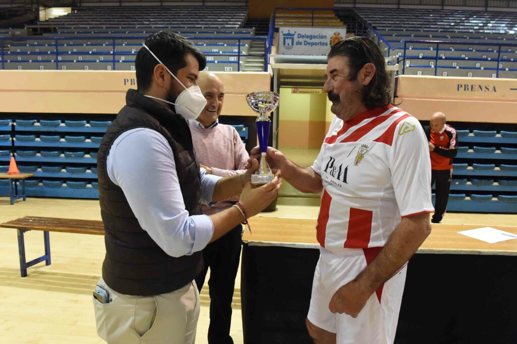 Entrega de los trofeos del campeonato de fútbol sala del Centro de Mayores Algeciras II"