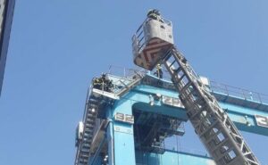 Rescate a 18 metros de altura de un operario en la Terminal de Maersk