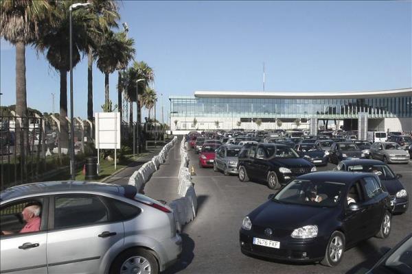 Vista general de las retenciones en la frontera entre La Línea de la Concepción y Gibraltar el pasado 27 de julio. EFE