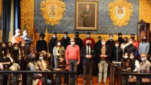 Alumnos del Isla Verde exponen al alcalde un trabajo para reducir el consumo de agua potable