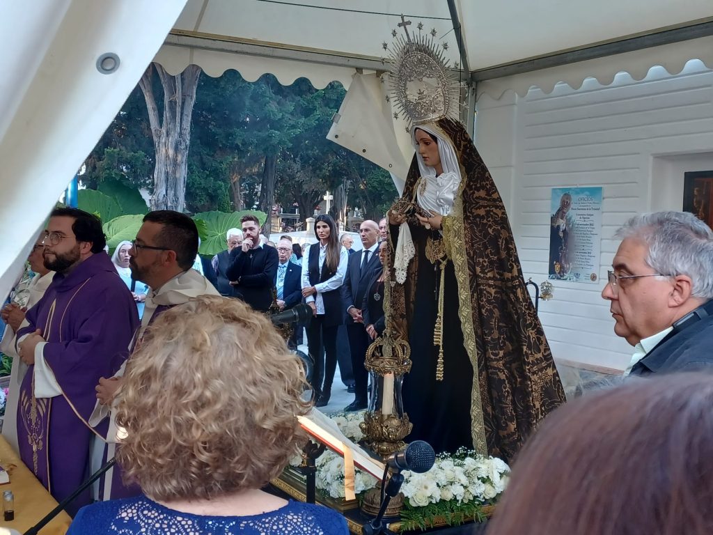 Imagen de la celebración religiosa que ha tenido lugar esta tarde en el camposanto antiguo