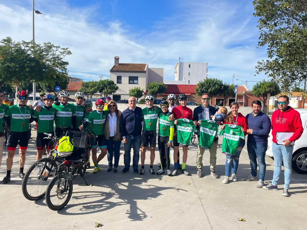 Los responsables municipales y del club, con los vencedores de la prueba