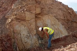 El arqueólogo David Gestoso en el yacimiento encontrado