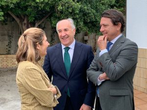 El alcalde junto a la consejera de Empleo y el delegado territorial en su visita a Algeciras.
