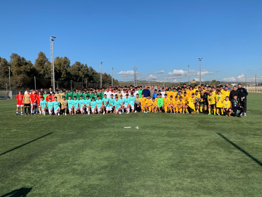 Los delegados municipales junto a participantes y organización