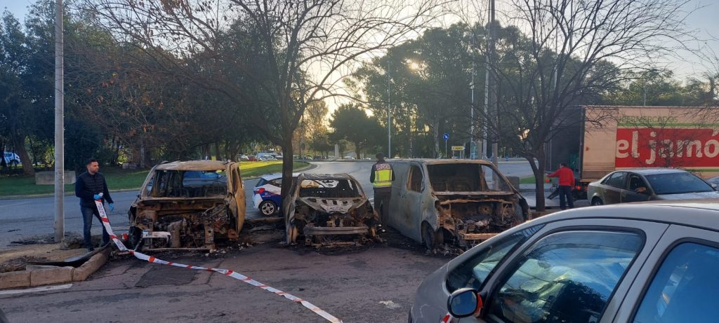 Vehículos incendiados en la avenida de Bruselas