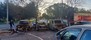 Vehículos incendiados en la avenida de Bruselas